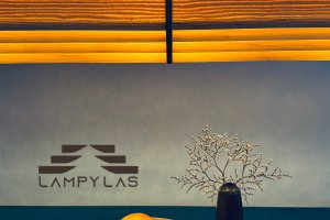 LampyLas Aurora Long detail on table logo