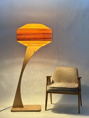 Drewniana lampa stojąca Atlas | LampyLas